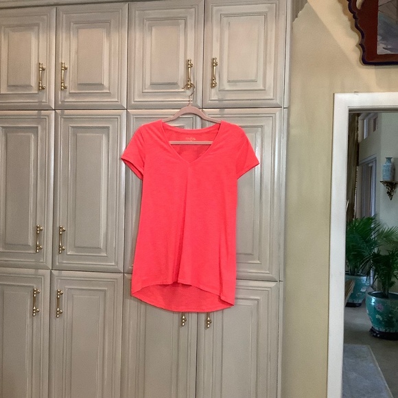 LILLY PULITZER V NECK TEE - Picture 1 of 3